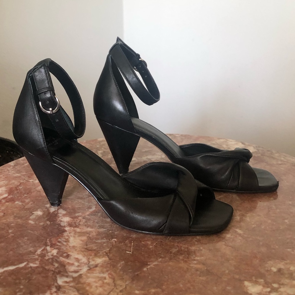 Chic black leather sandal